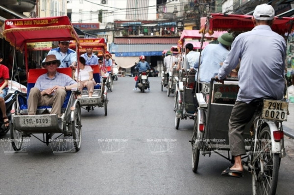 Tận hưởng cảm giác thú vị về Hà Nội phố trên chiếc xích lô ảnh 4