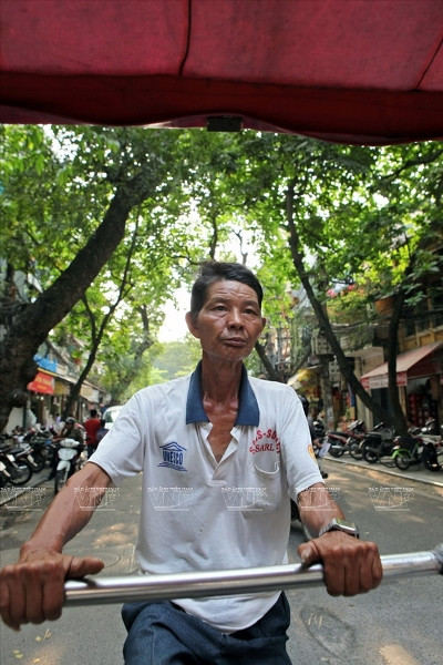 Tận hưởng cảm giác thú vị về Hà Nội phố trên chiếc xích lô ảnh 1