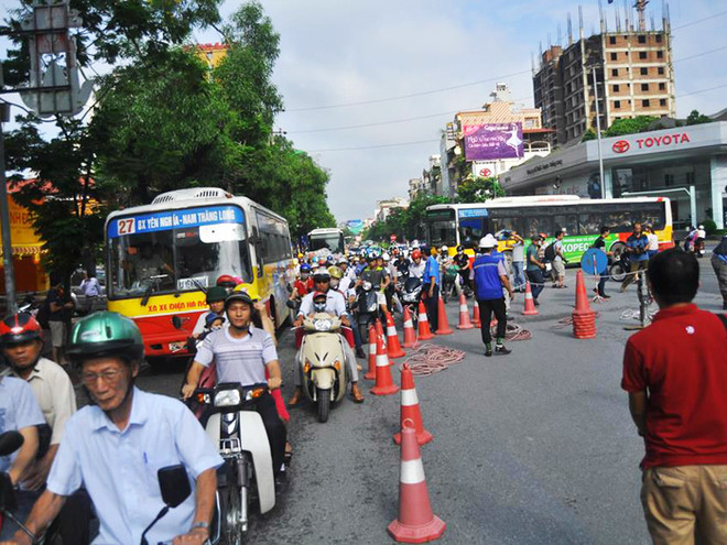 [Photo] Ngày đầu cấm ôtô trên tuyến đường Cầu Giấy - Xuân Thủy ảnh 3