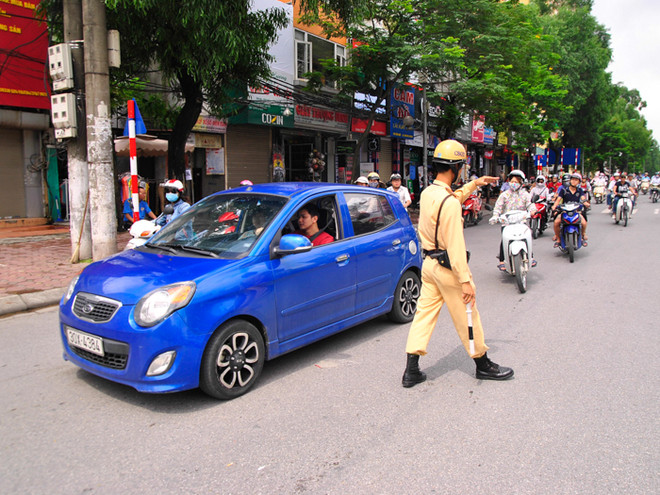 [Photo] Ngày đầu cấm ôtô trên tuyến đường Cầu Giấy - Xuân Thủy ảnh 8