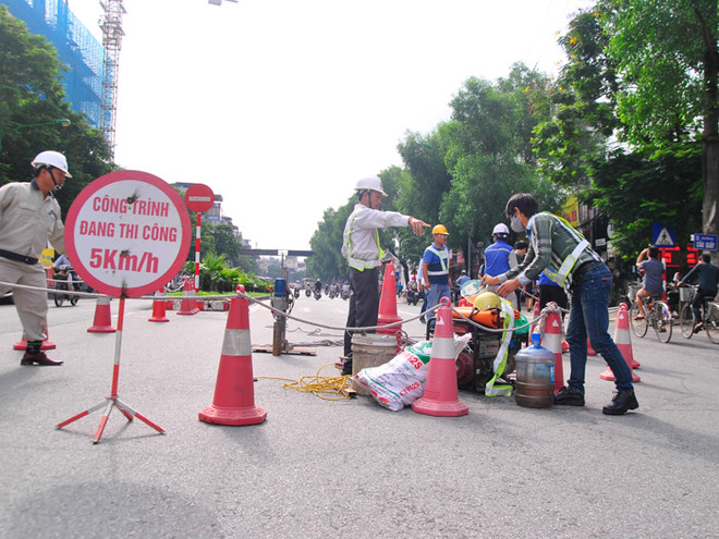 [Photo] Ngày đầu cấm ôtô trên tuyến đường Cầu Giấy - Xuân Thủy ảnh 1