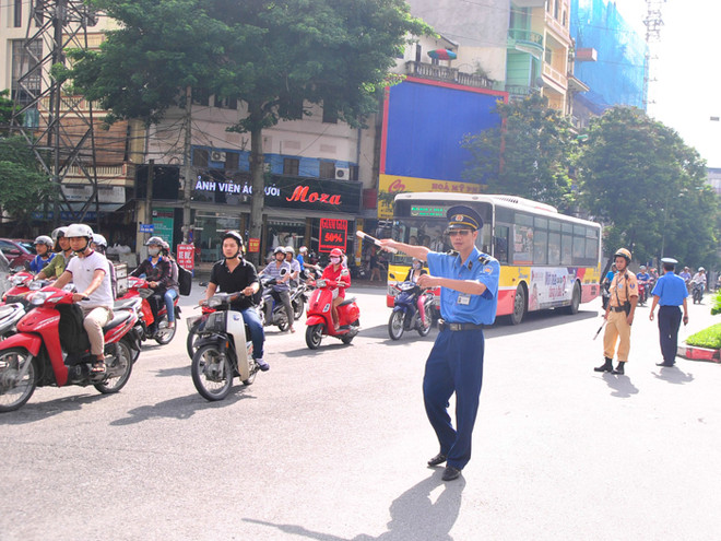 [Photo] Ngày đầu cấm ôtô trên tuyến đường Cầu Giấy - Xuân Thủy ảnh 2