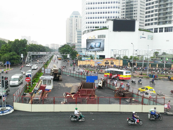 [Photo] Ngày đầu cấm ôtô trên tuyến đường Cầu Giấy - Xuân Thủy ảnh 4