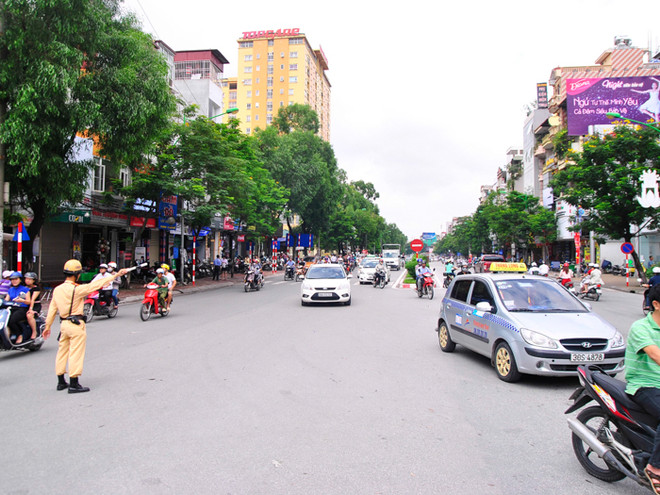 [Photo] Ngày đầu cấm ôtô trên tuyến đường Cầu Giấy - Xuân Thủy ảnh 9