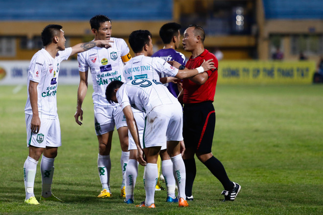 Trọng tài V-League bắt hay, huấn luyện viên các đội “cứng họng" ảnh 5