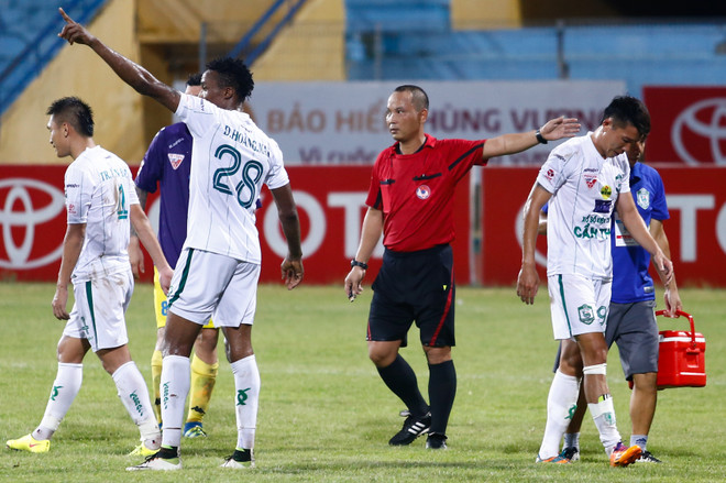 Trọng tài V-League bắt hay, huấn luyện viên các đội “cứng họng" ảnh 8