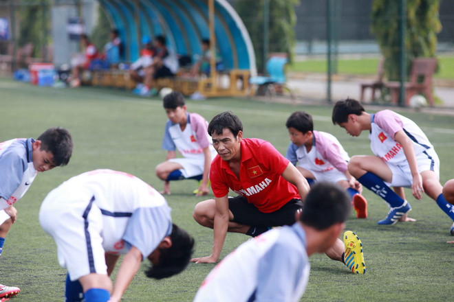 [Photo] Trung vệ Huy Hoàng hồi sinh cuộc đời với bóng đá trẻ ảnh 1