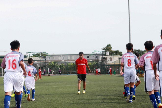 [Photo] Trung vệ Huy Hoàng hồi sinh cuộc đời với bóng đá trẻ ảnh 2