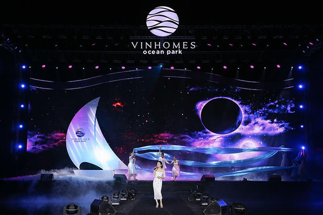 Mỹ Tâm diện váy xẻ sâu, 'phiêu' trên sân khấu thành phố biển hồ ảnh 1