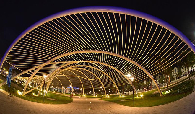 Mỹ Tâm diện váy xẻ sâu, 'phiêu' trên sân khấu thành phố biển hồ ảnh 3