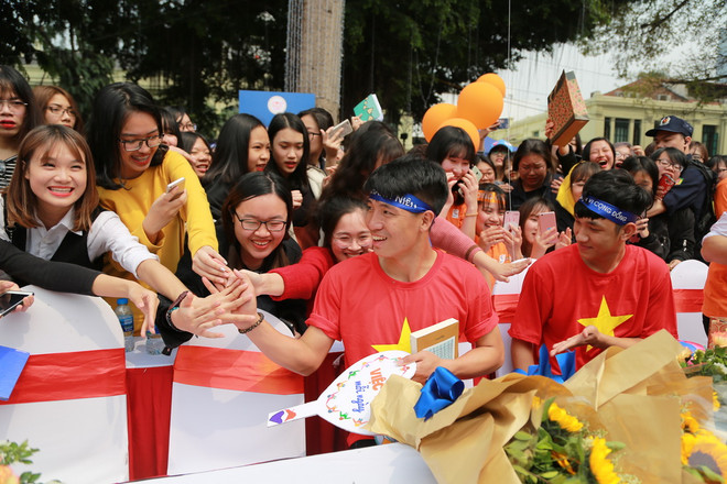 Bùi Tiến Dũng, Trọng Đại cùng 5.000 thanh niên tạo cơn sốt ở phố đi bộ ảnh 3