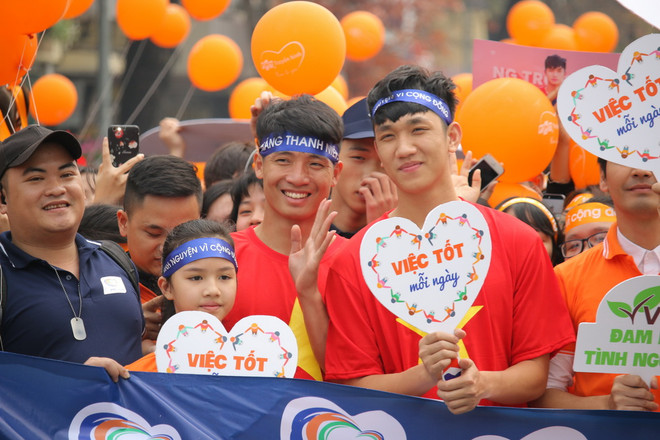 Bùi Tiến Dũng, Trọng Đại cùng 5.000 thanh niên tạo cơn sốt ở phố đi bộ ảnh 1