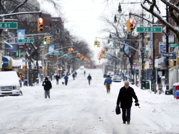 Tuyết rơi nhiều làm ảnh hưởng tới giao thông tại Anh ảnh 1