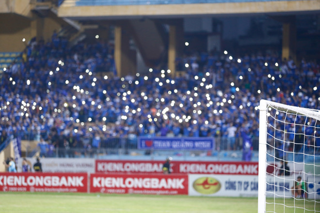 [Photo] Cổ động viên Than Quảng Ninh “phá đảo” sân Hàng Đẫy ảnh 6