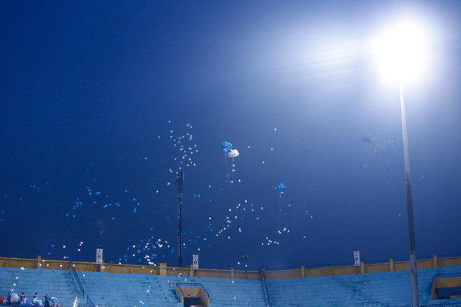 [Photo] Cổ động viên Than Quảng Ninh “phá đảo” sân Hàng Đẫy ảnh 3