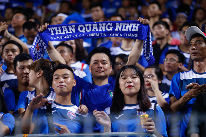 [Photo] Cổ động viên Than Quảng Ninh “phá đảo” sân Hàng Đẫy ảnh 9