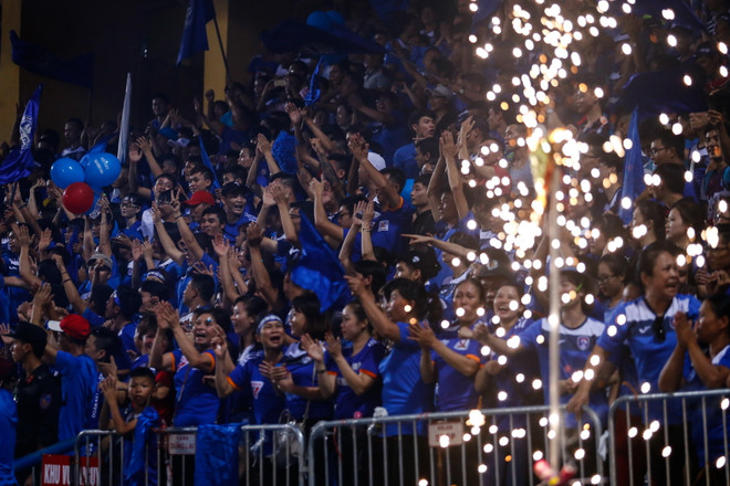[Photo] Cổ động viên Than Quảng Ninh “phá đảo” sân Hàng Đẫy ảnh 1