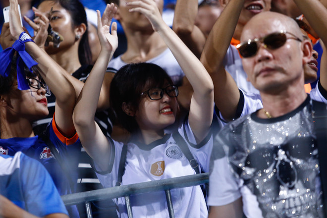 [Photo] Cổ động viên Than Quảng Ninh “phá đảo” sân Hàng Đẫy ảnh 8