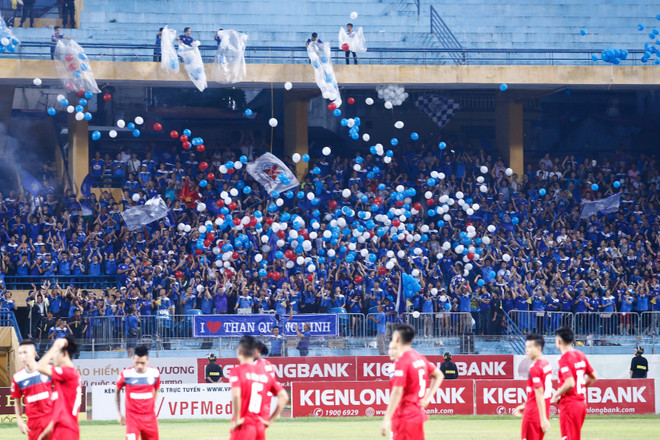 [Photo] Cổ động viên Than Quảng Ninh “phá đảo” sân Hàng Đẫy ảnh 5