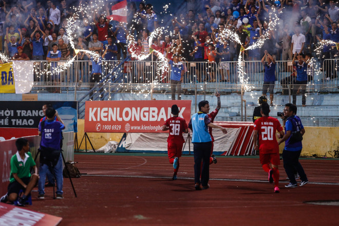 [Photo] Cổ động viên Than Quảng Ninh “phá đảo” sân Hàng Đẫy ảnh 7