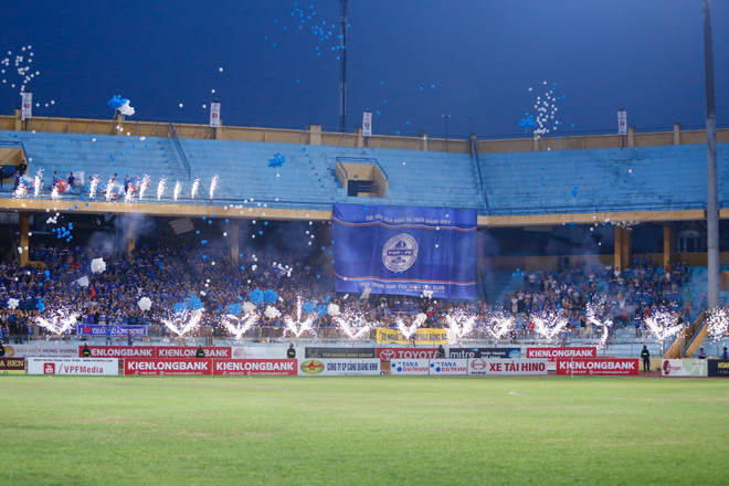 [Photo] Cổ động viên Than Quảng Ninh “phá đảo” sân Hàng Đẫy ảnh 2