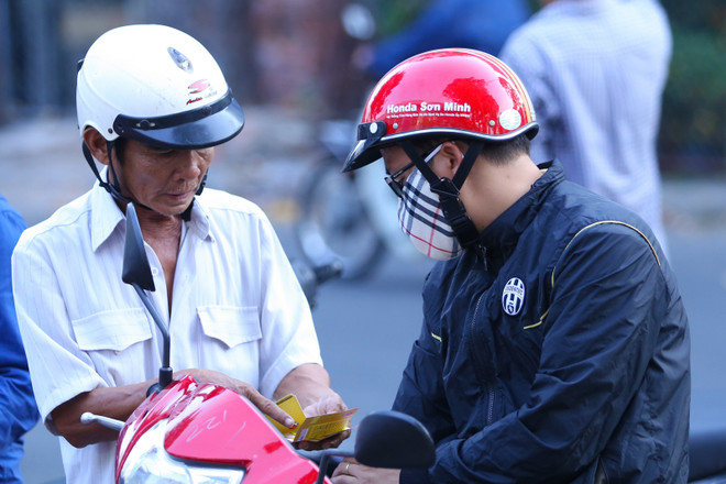 [Photo] “Fan” nhí nén đau săn vé xem Công Phượng đấu Uzbekistan ảnh 4
