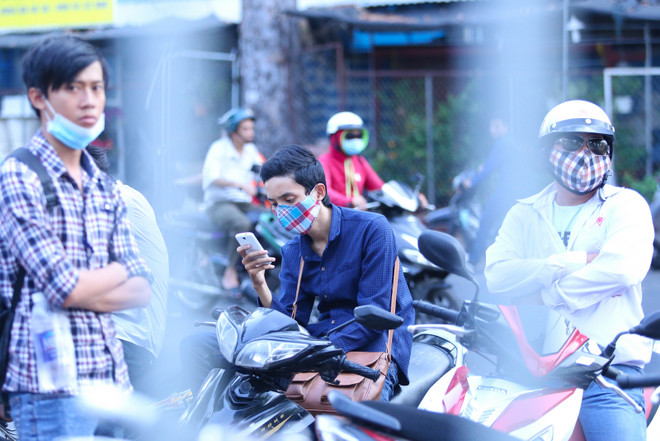 [Photo] “Fan” nhí nén đau săn vé xem Công Phượng đấu Uzbekistan ảnh 5