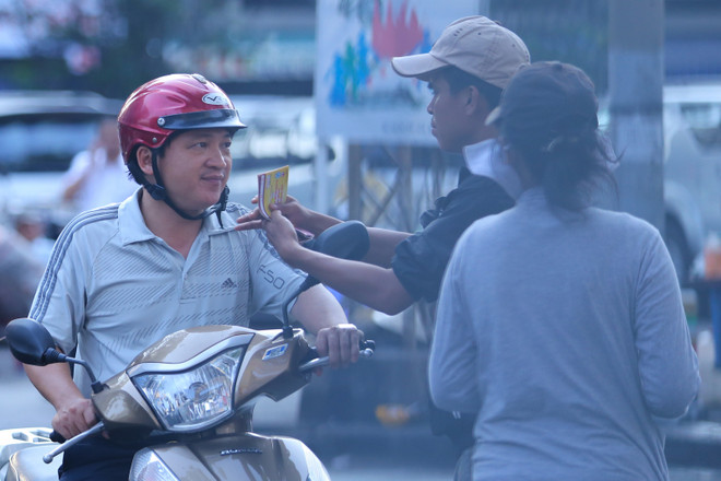 [Photo] “Fan” nhí nén đau săn vé xem Công Phượng đấu Uzbekistan ảnh 2