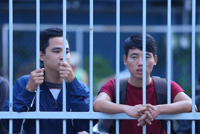 [Photo] “Fan” nhí nén đau săn vé xem Công Phượng đấu Uzbekistan ảnh 6