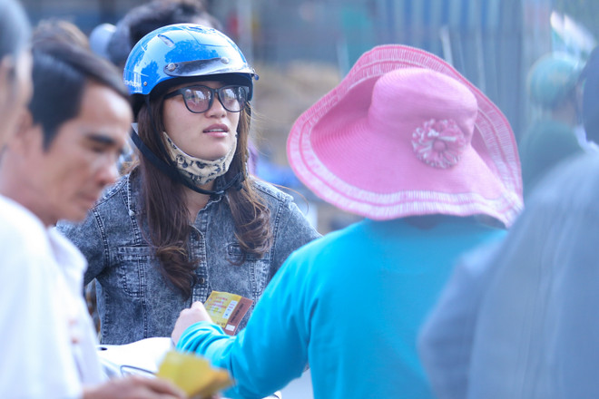 [Photo] “Fan” nhí nén đau săn vé xem Công Phượng đấu Uzbekistan ảnh 3