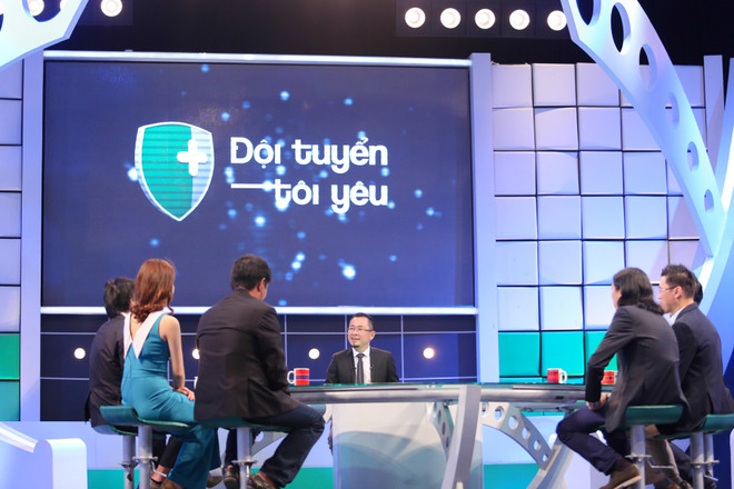 [Photo] Người đẹp Diễm My 9X e ấp bên cạnh HLV Toshiya Miura ảnh 6