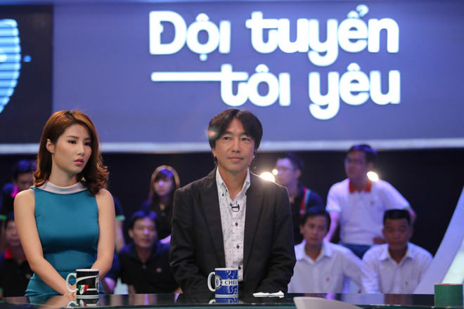 [Photo] Người đẹp Diễm My 9X e ấp bên cạnh HLV Toshiya Miura ảnh 3