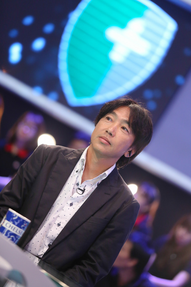 [Photo] Người đẹp Diễm My 9X e ấp bên cạnh HLV Toshiya Miura ảnh 5