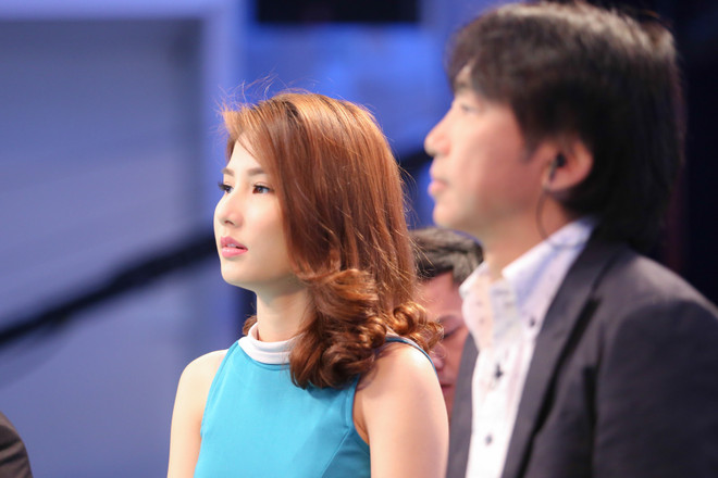 [Photo] Người đẹp Diễm My 9X e ấp bên cạnh HLV Toshiya Miura ảnh 4