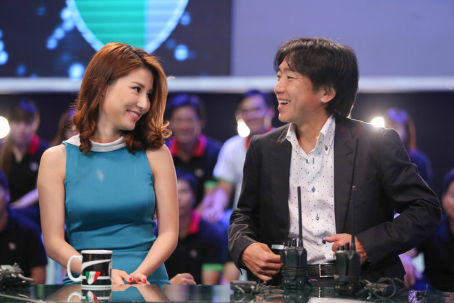 [Photo] Người đẹp Diễm My 9X e ấp bên cạnh HLV Toshiya Miura ảnh 2