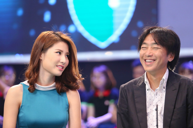 [Photo] Người đẹp Diễm My 9X e ấp bên cạnh HLV Toshiya Miura ảnh 1