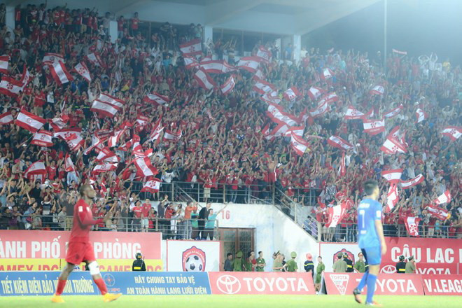 Sau sự cố họp báo, Hải Phòng bị phạt đá trên sân không khán giả ảnh 1