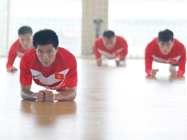 Đội tuyển tập bóng ném, Quang Hải làm “người mẫu” ảnh 8