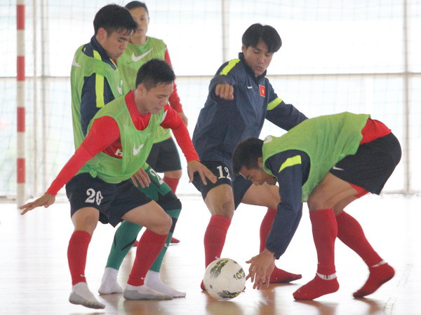 Đội tuyển tập bóng ném, Quang Hải làm “người mẫu” ảnh 2