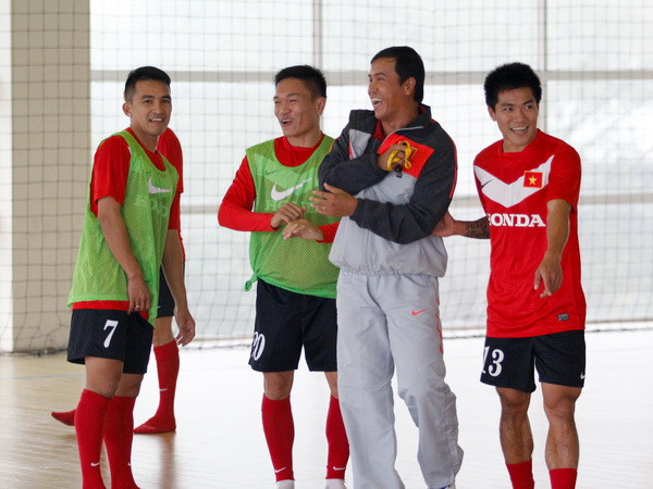 Đội tuyển tập bóng ném, Quang Hải làm “người mẫu” ảnh 4