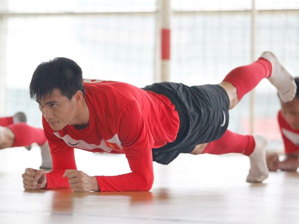 Đội tuyển tập bóng ném, Quang Hải làm “người mẫu” ảnh 7