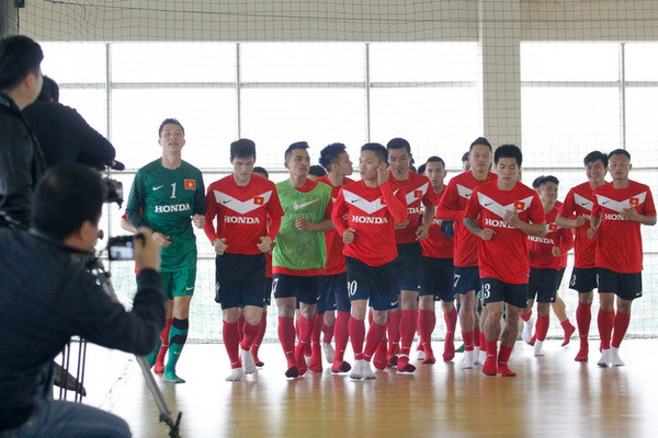 Đội tuyển tập bóng ném, Quang Hải làm “người mẫu” ảnh 9