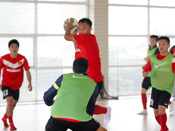 Đội tuyển tập bóng ném, Quang Hải làm “người mẫu” ảnh 3