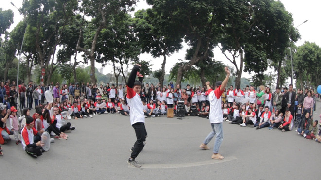 Ngày phòng chống AIDS: 'Bóng bay' bao cao su tràn phố đi bộ ảnh 2