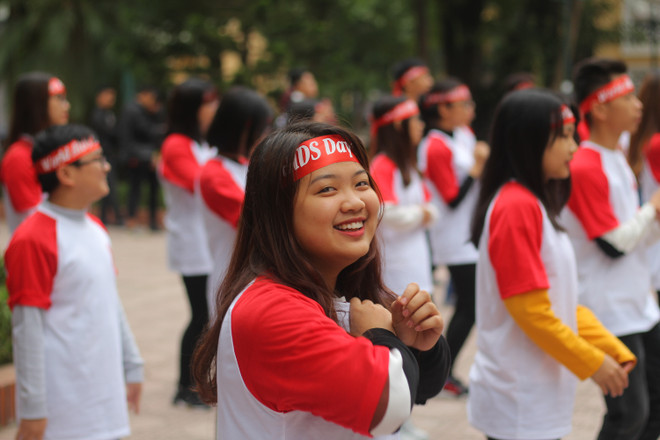 Ngày phòng chống AIDS: 'Bóng bay' bao cao su tràn phố đi bộ ảnh 3