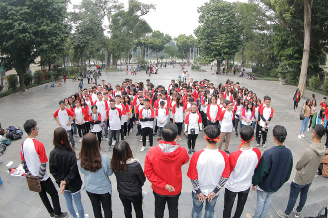 Ngày phòng chống AIDS: 'Bóng bay' bao cao su tràn phố đi bộ ảnh 9