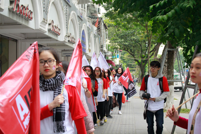 Ngày phòng chống AIDS: 'Bóng bay' bao cao su tràn phố đi bộ ảnh 7