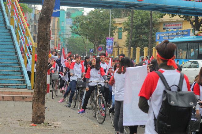 Ngày phòng chống AIDS: 'Bóng bay' bao cao su tràn phố đi bộ ảnh 4