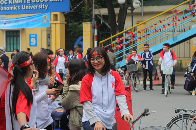 Ngày phòng chống AIDS: 'Bóng bay' bao cao su tràn phố đi bộ ảnh 5