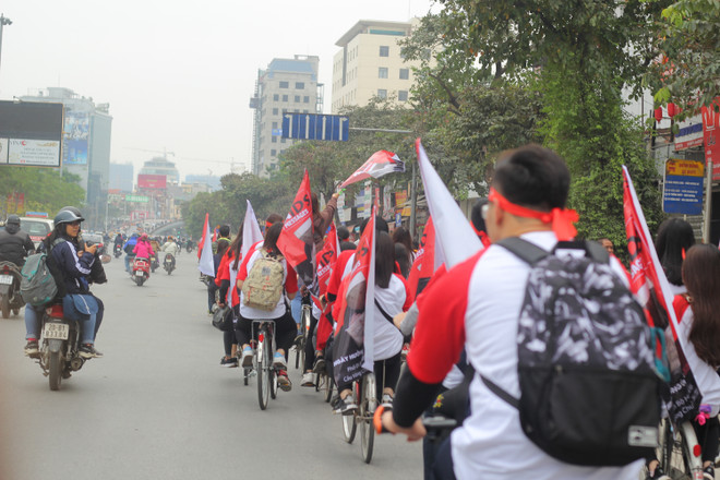 Ngày phòng chống AIDS: 'Bóng bay' bao cao su tràn phố đi bộ ảnh 6